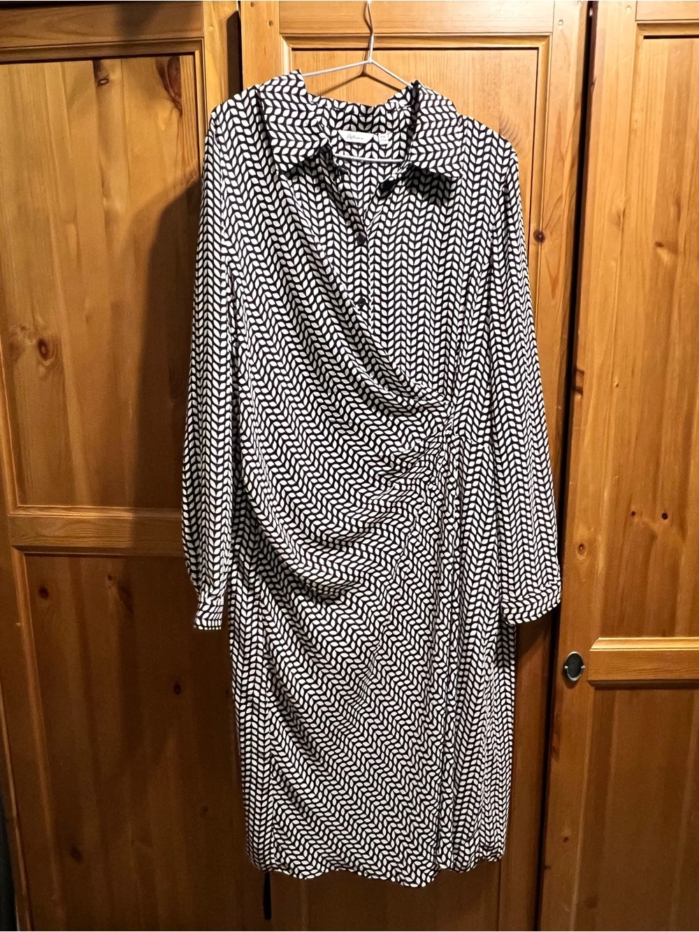 Reitmans Black and White Geometric Long-Sleeve Wrap Dress